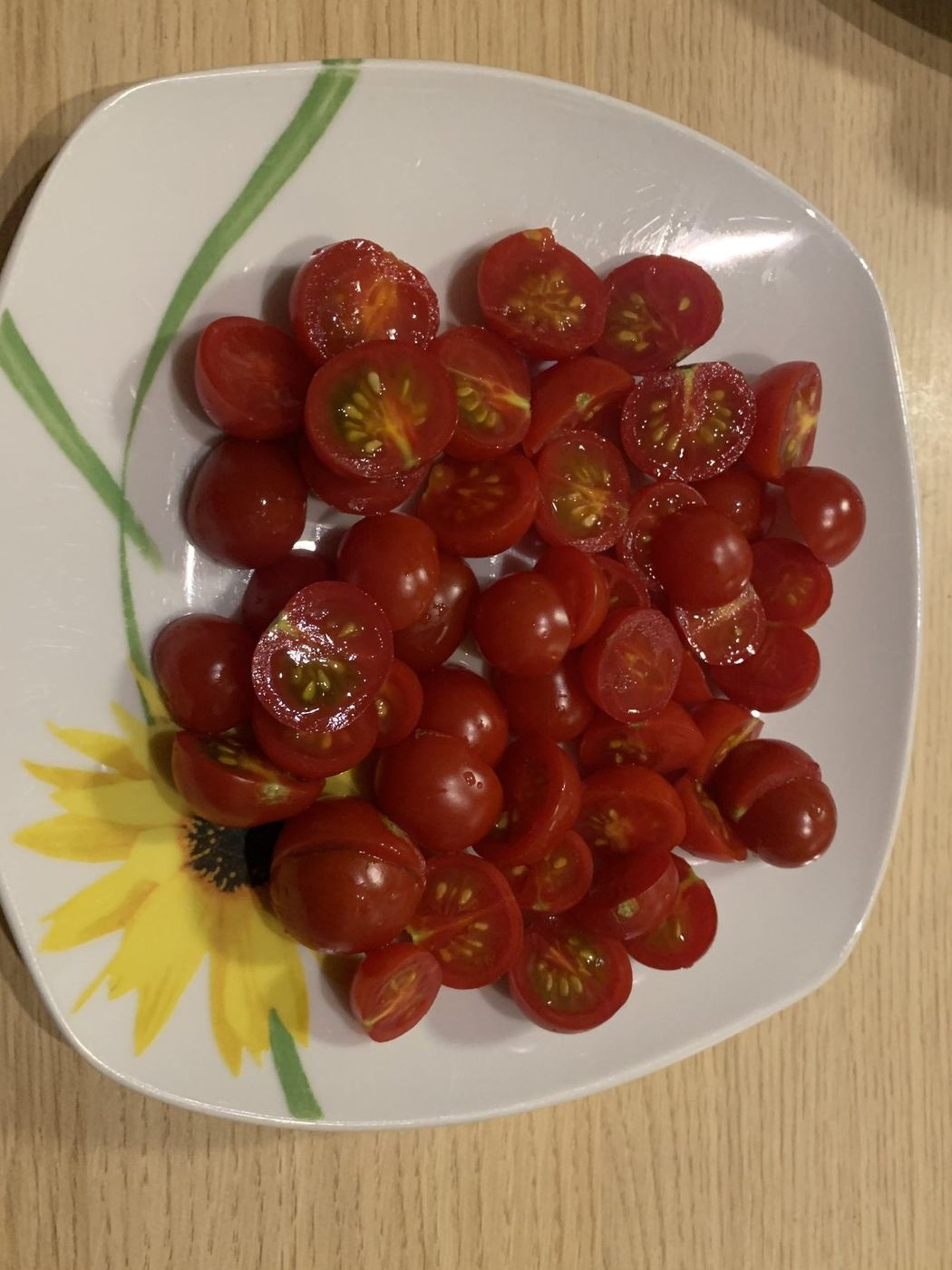První sklizená hydroponická cherry rajčata