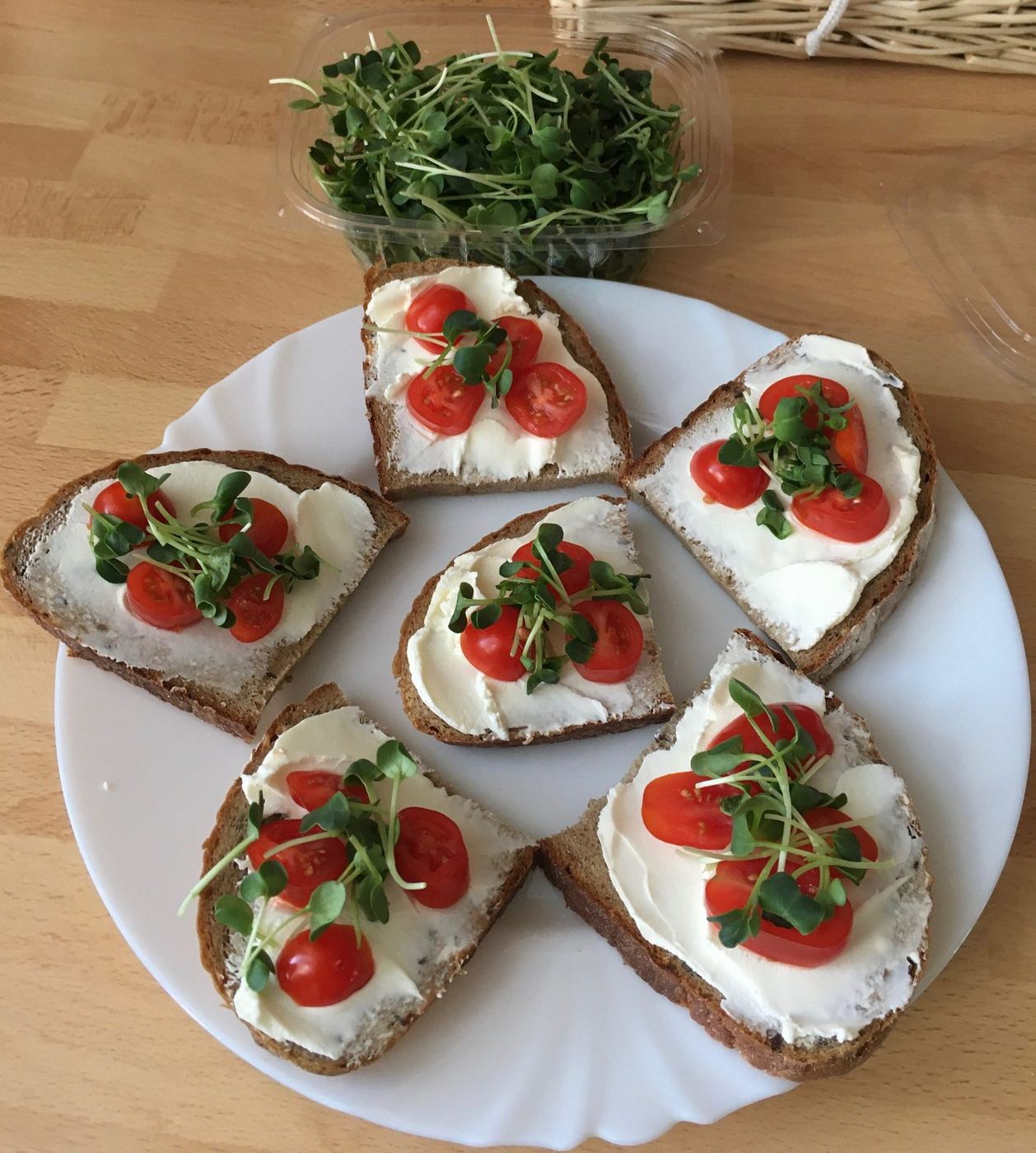Microgreens použité na pečivu s rajčaty